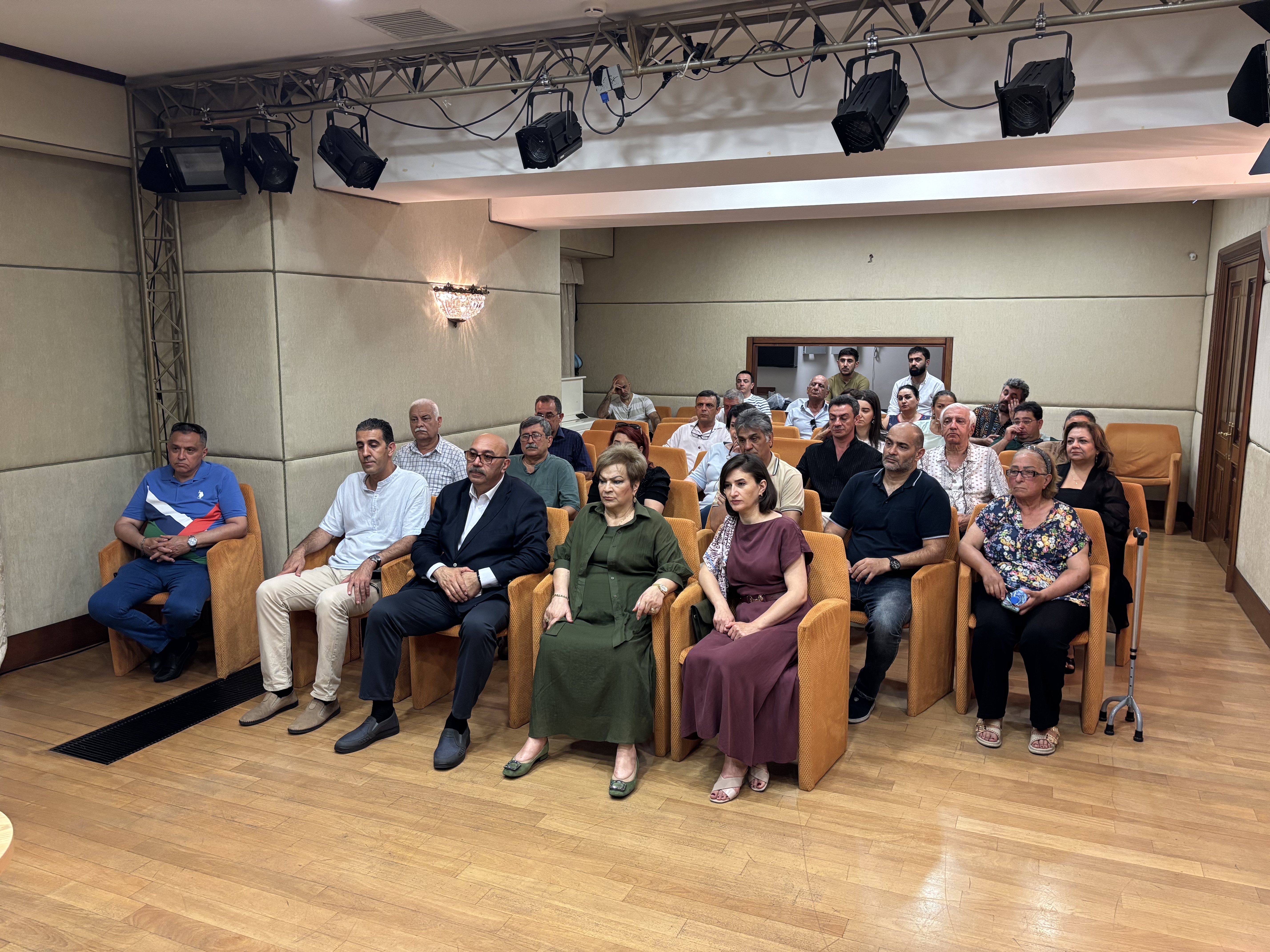 Musiqili Teatrda 116-cı mövsümün uğurla başa çatması münasibətilə kollektivlə görüş keçirilib