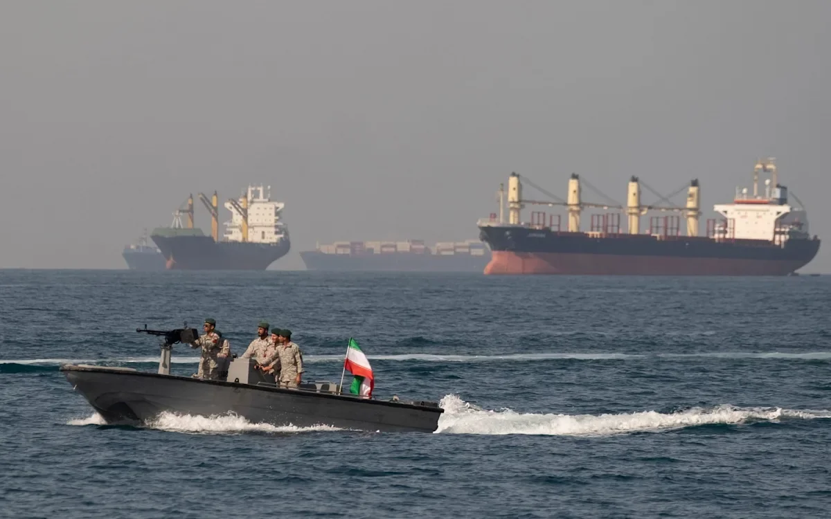 Hörmüz boğazında tanker minaya düşüb