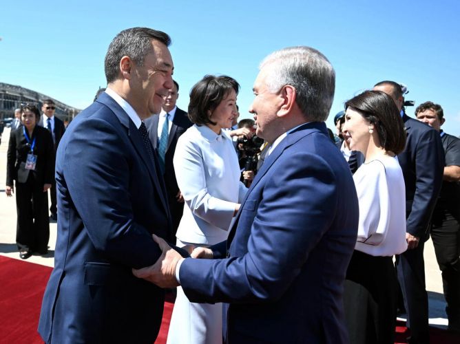 Sadır Japarov Qırğızıstana dövlət səfərinə gələn Şavkat Mirziyoyev ilə görüşüb