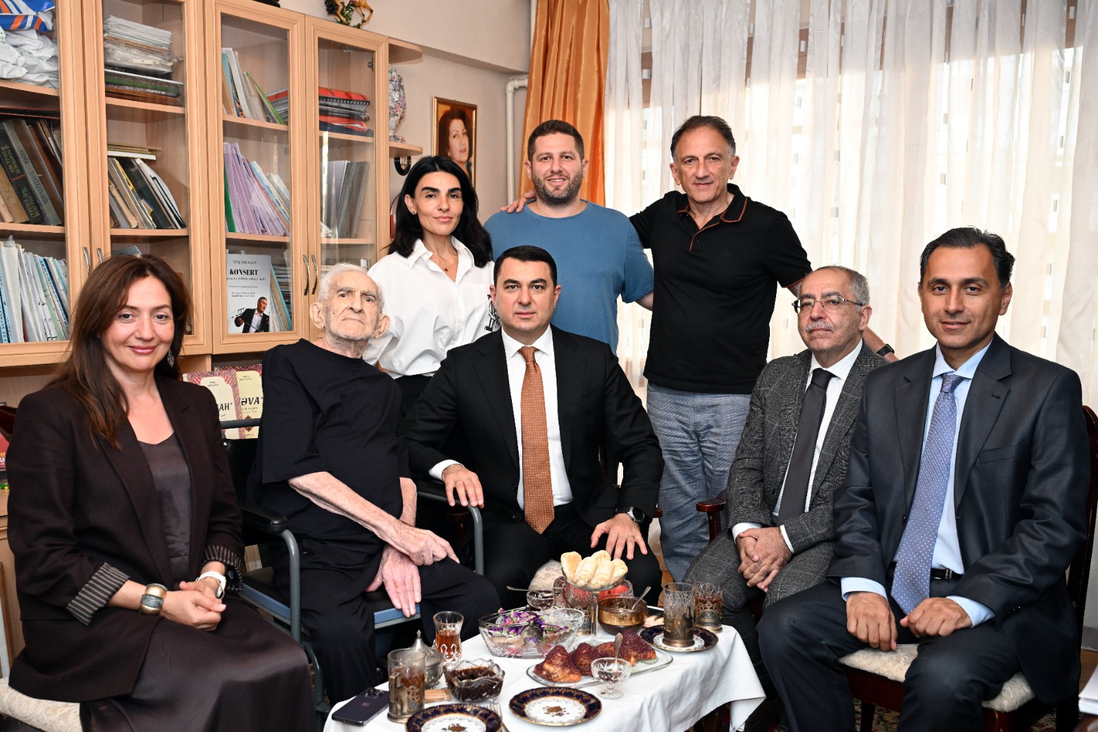 Adil Kərimli Xalq artisti Tofiq Bakıxanovu evində ziyarət edib