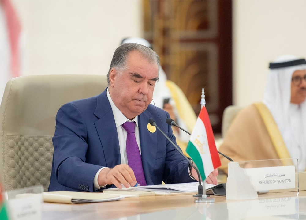 Tacikistan prezidenti Orta Asiyada böyük neft emalı zavodunun tikintisini təklif edib
