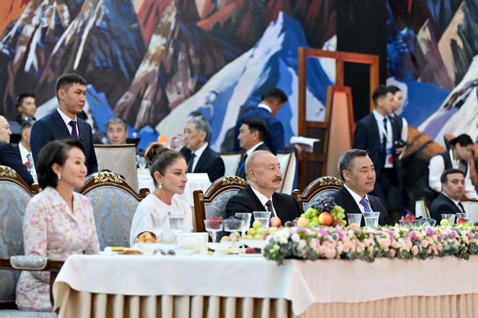 Çolpon-Ata şəhərində Prezident İlham Əliyevin və birinci xanım Mehriban Əliyevanın şərəfinə dövlət ziyafəti verilib
