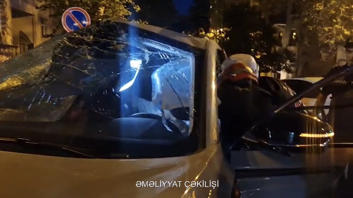 Avtomobildə sıxılı vəziyyətdə qalan sürücü xilas edilib