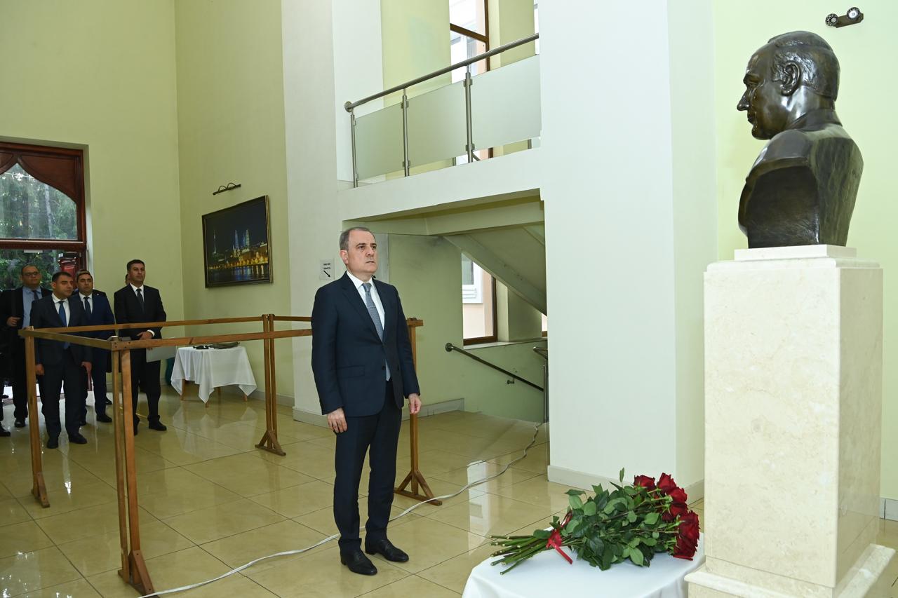 Ceyhun Bayramov Azərbaycanın Kiyevdəki səfirliyini ziyarət edib