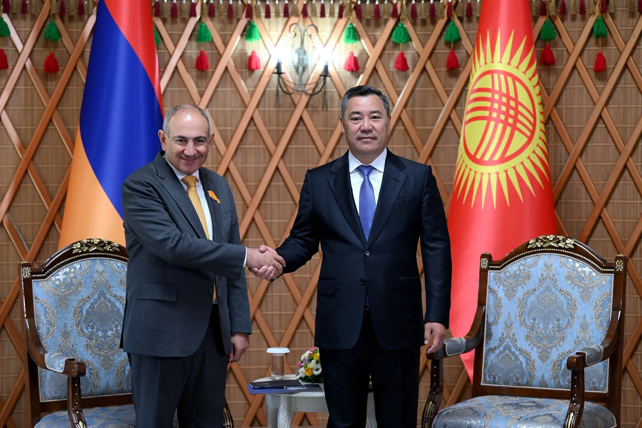 Sadır Japarov Paşinyanla görüşüb