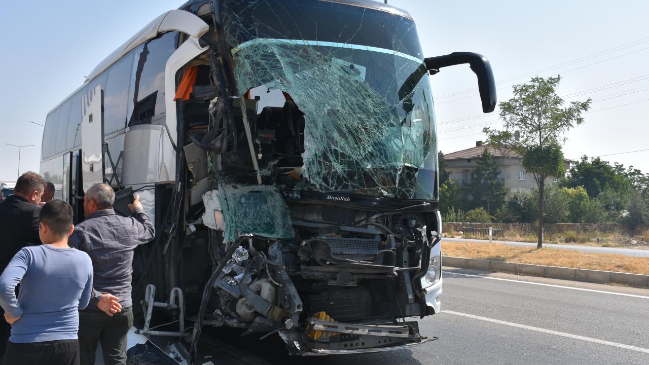 Türkiyədə sərnişin avtobusu pikapla toqquşub: 1 nəfər ölüb, 15 nəfər yaralanıb