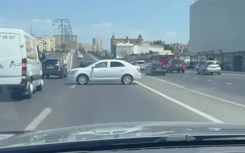 Maşını yolun ortasında saxlayan sürücü saxlanılıb