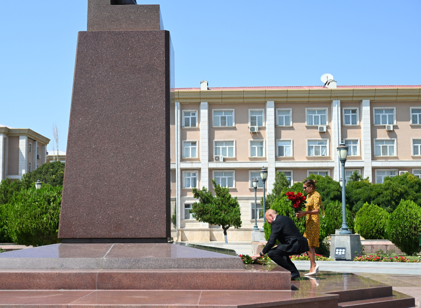 Prezident İlham Əliyev Ümummilli Liderin Naxçıvan şəhərinin mərkəzində ucaldılan abidəsini ziyarət edib