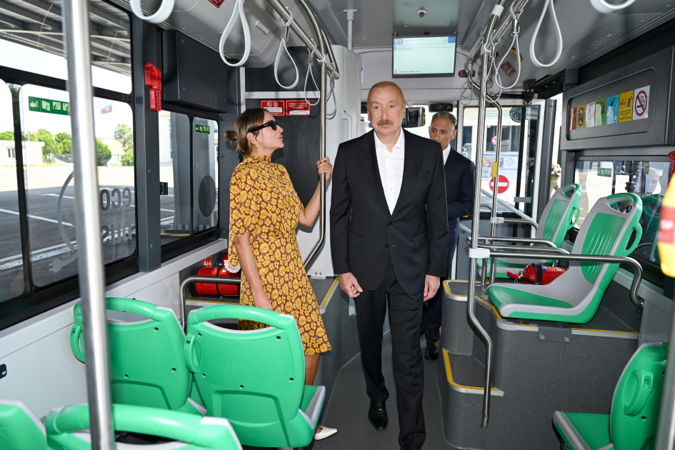 İlham Əliyev Naxçıvanda elektrik mühərrikli yeni avtobuslara baxıb, dəmir yolu infrastrukturunda aparılan yenidənqurma işləri ilə tanış olub  - YENİLƏNİB 2