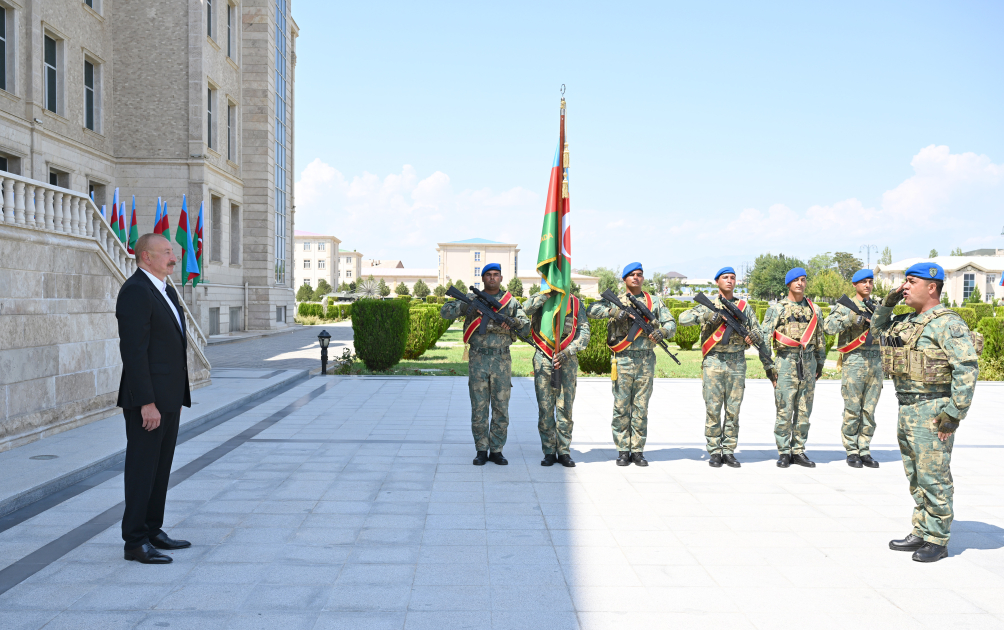 İlham Əliyev Əlahiddə Ümumqoşun Orduda yeni yaradılan komando hərbi hissələrinə Döyüş bayraqlarının verilməsi mərasimində iştirak edib 