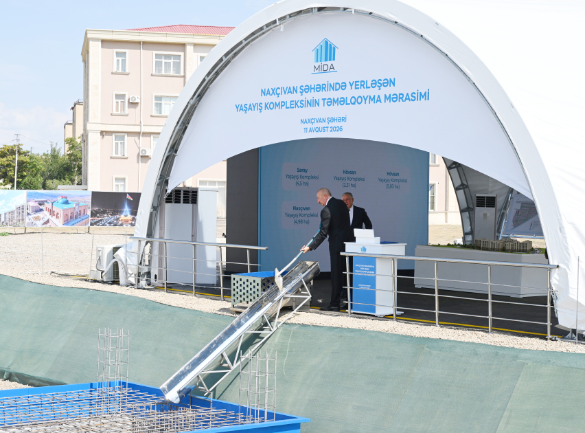 İlham Əliyev Naxçıvan şəhərində sosial evlər kompleksinin təməlini qoyub