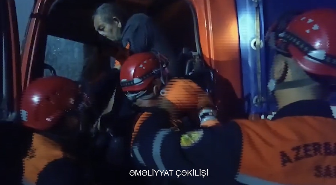 Yevlaxda yük avtomobili dirəyə çırpılıb, sürücü xilas edilib