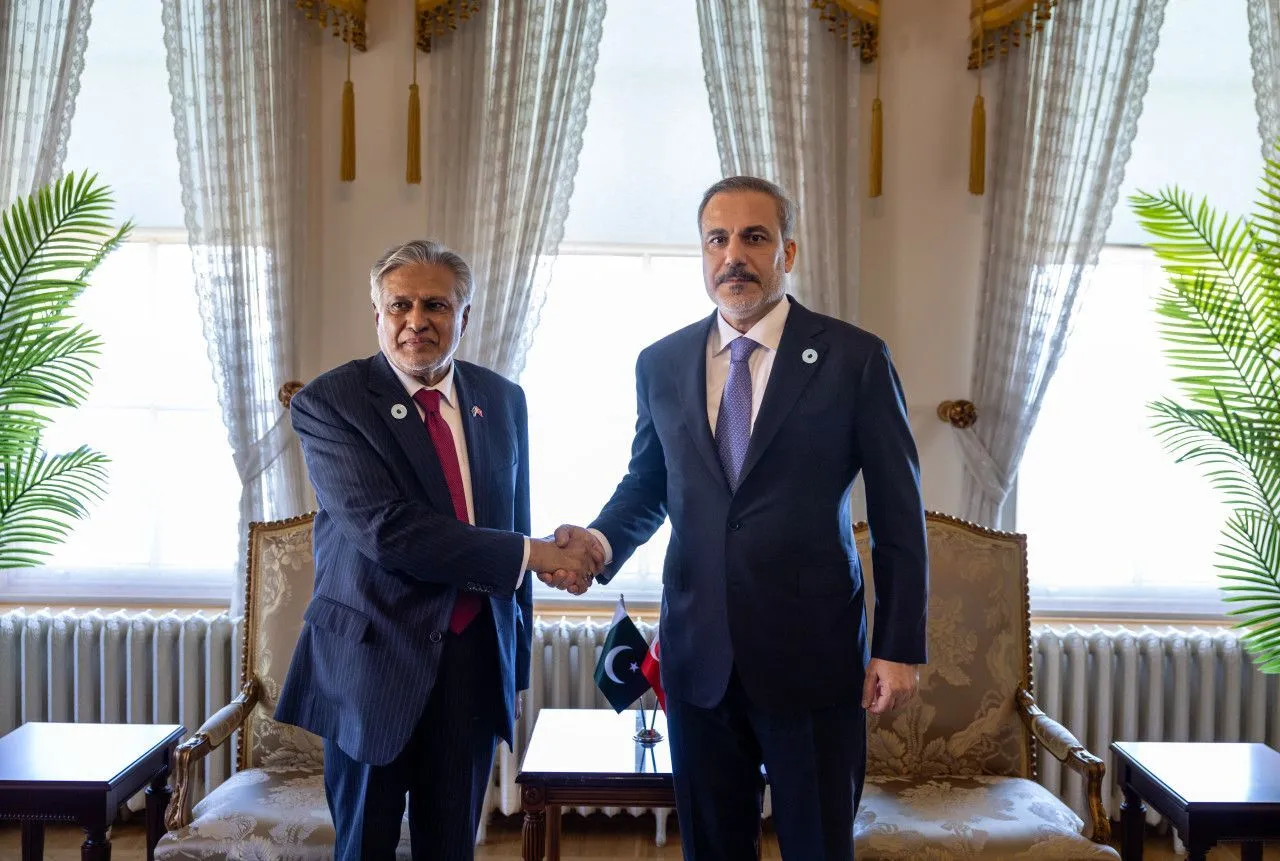 Pakistan və Türkiyə XİN rəhbərləri regional məsələləri müzakirə ediblər