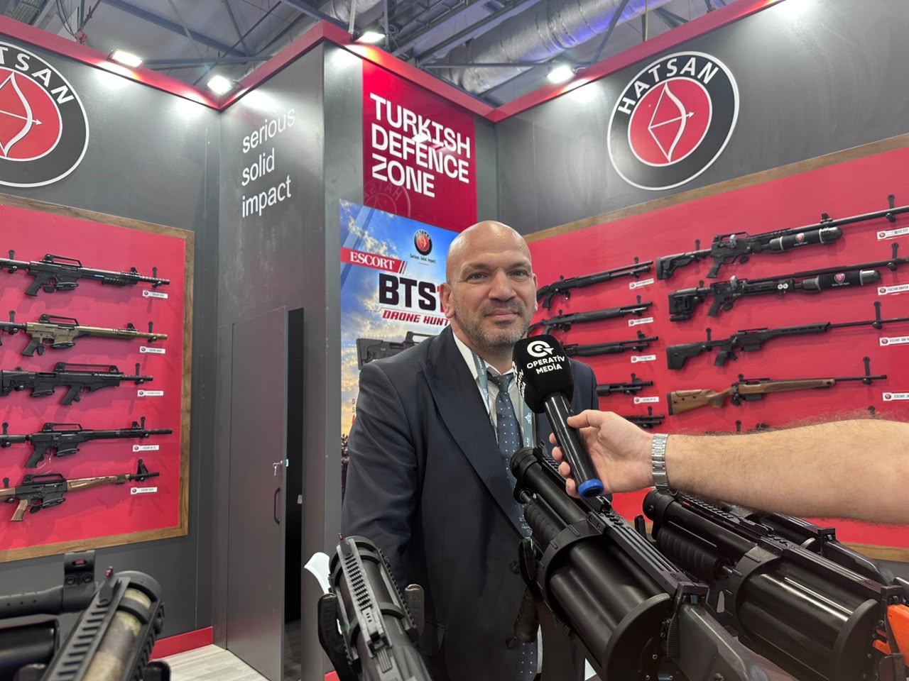 ADEX 2026-da silah və sursatlar nümayiş etdirilib