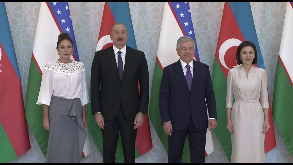 Azərbaycan ilə Özbəkistan prezidentləri və birinci xanımlar "Kuksaroy" Dövlət İqamətgahında birgə foto çəkdiriblər