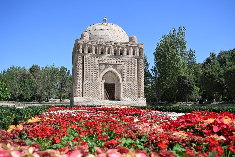 Presidents and First Ladies of Azerbaijan and Uzbekistan Visit Ismail Samani Mausoleum in Bukhara