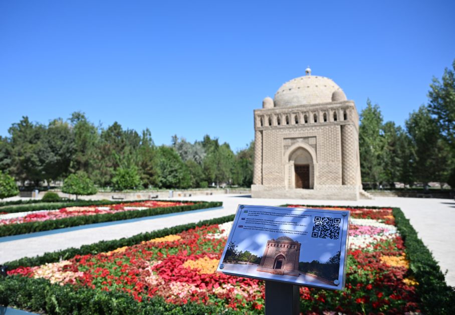 Presidents and First Ladies of Azerbaijan and Uzbekistan Visit Ismail Samani Mausoleum in Bukhara