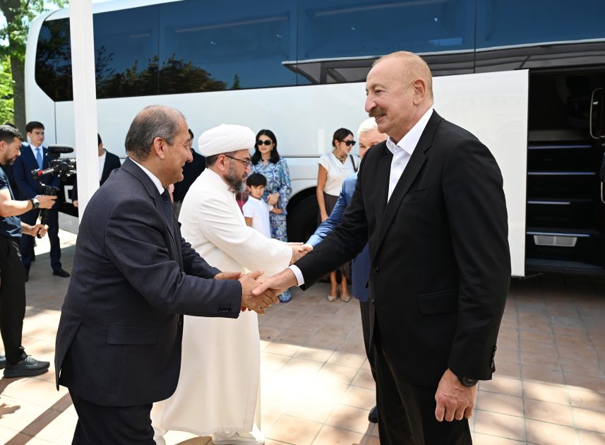 Presidents and First Ladies of Azerbaijan and Uzbekistan Visit Ismail Samani Mausoleum in Bukhara