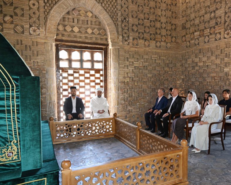 Presidents and First Ladies of Azerbaijan and Uzbekistan Visit Ismail Samani Mausoleum in Bukhara