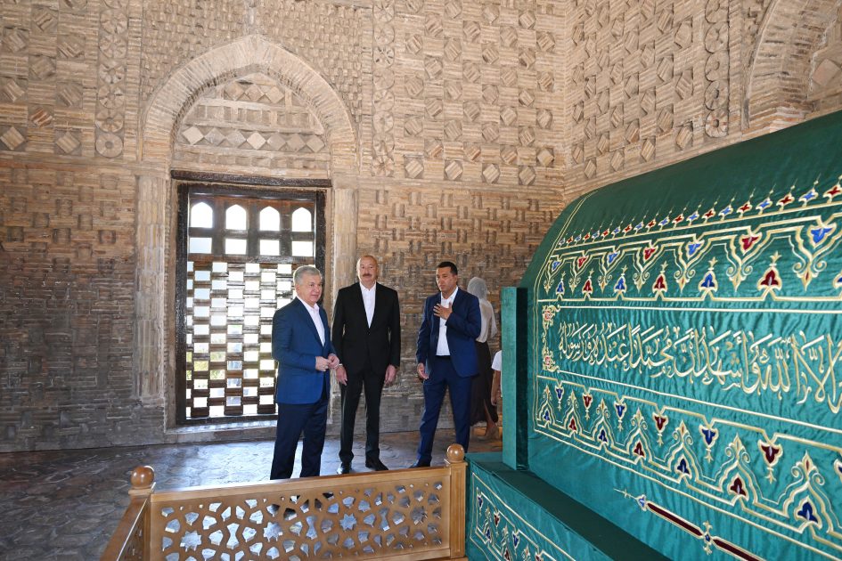Presidents and First Ladies of Azerbaijan and Uzbekistan Visit Ismail Samani Mausoleum in Bukhara
