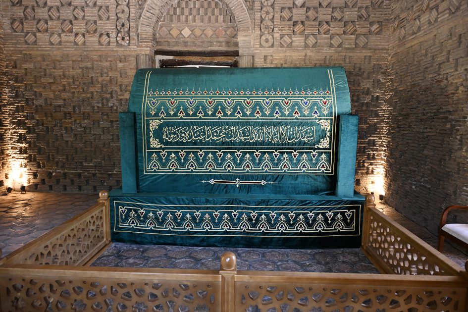 Presidents and First Ladies of Azerbaijan and Uzbekistan Visit Ismail Samani Mausoleum in Bukhara
