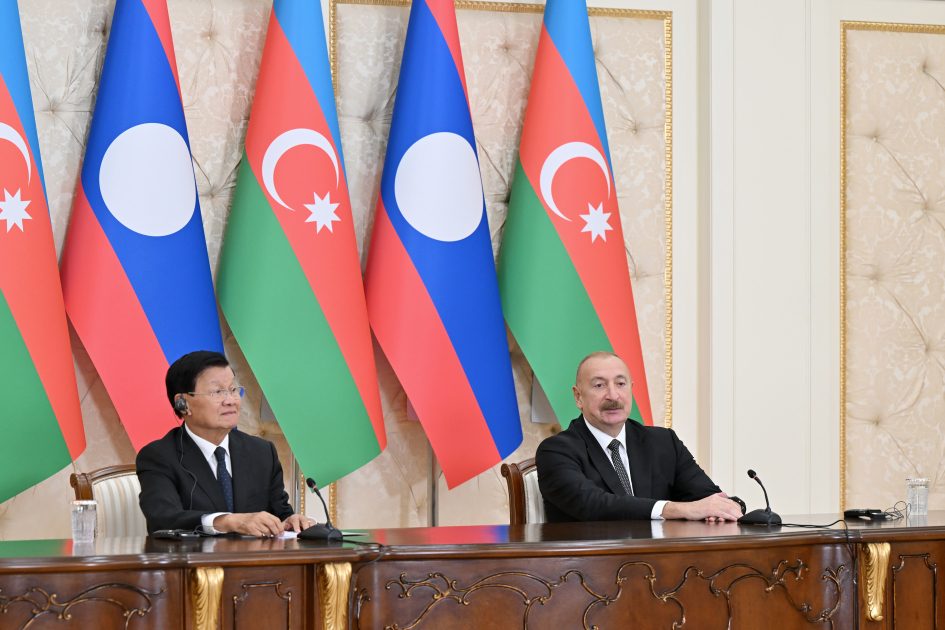 Presidents of Azerbaijan and Laos deliver statements to press