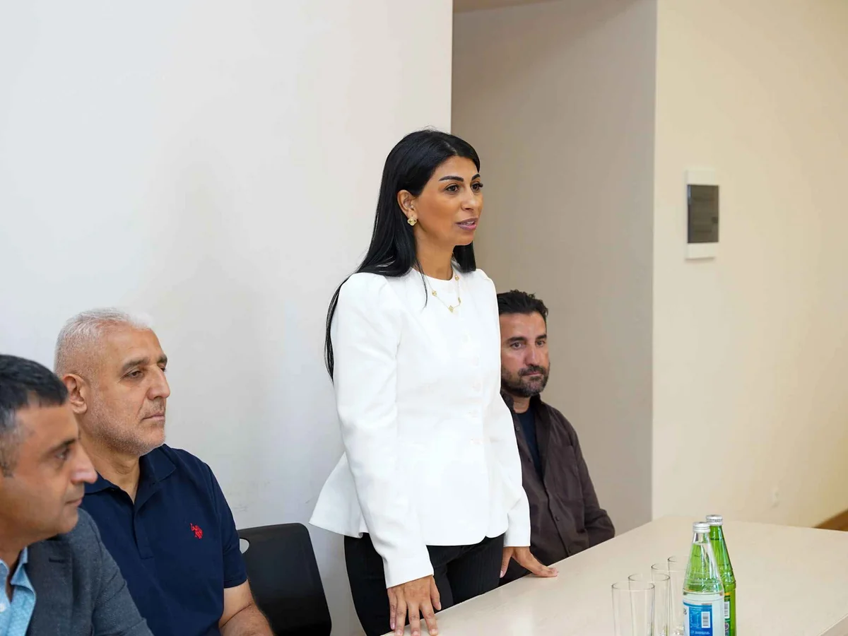 Azərbaycanın qadın futbolçuları Qarabağ Universitetində tələbələrlə görüşüblər