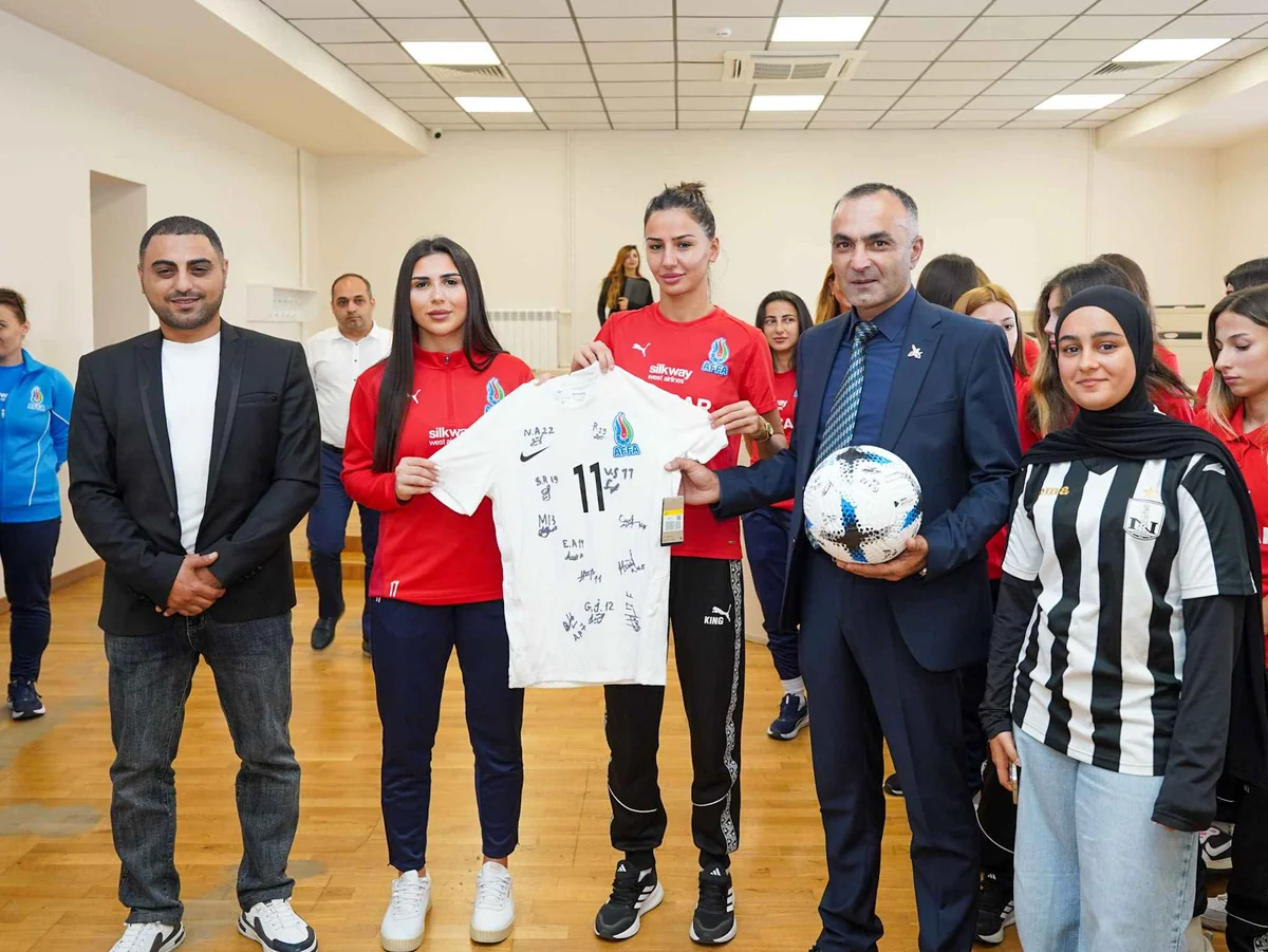 Azərbaycanın qadın futbolçuları Qarabağ Universitetində tələbələrlə görüşüblər