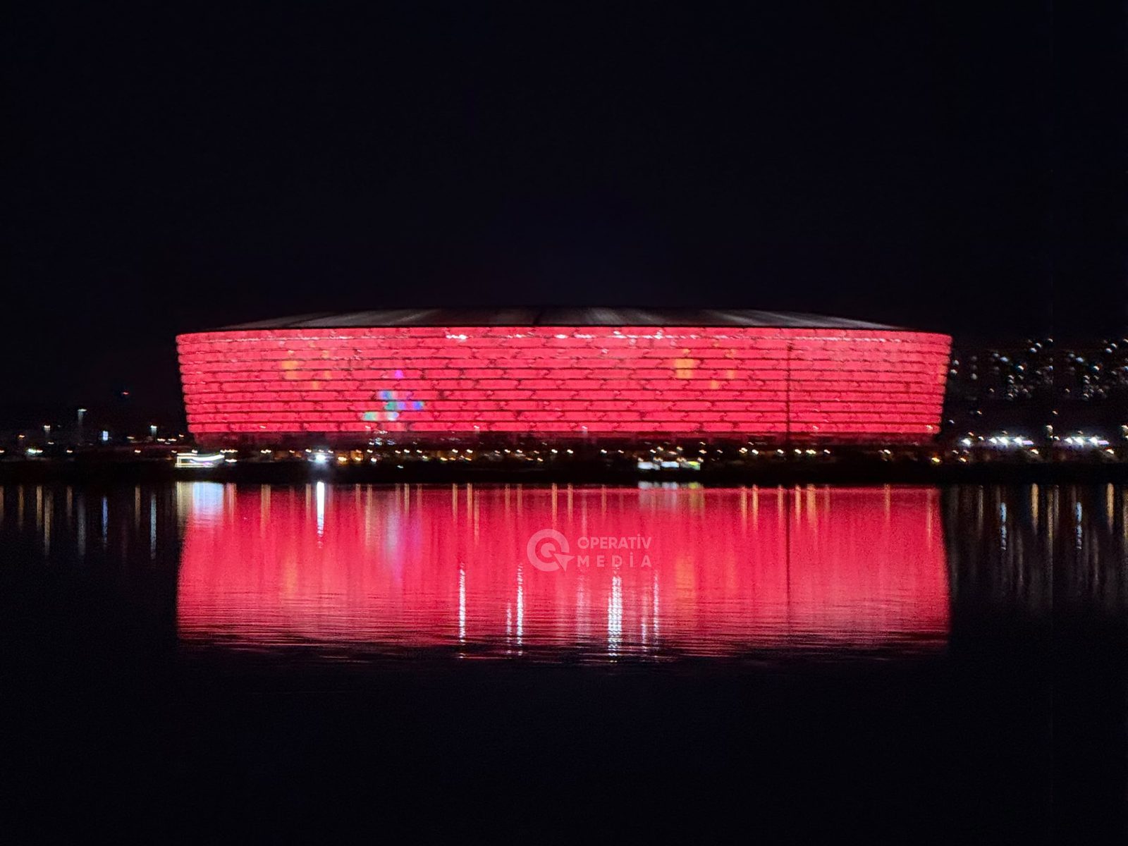 Bakı Olimpiya Stadionu Çin bayrağının rəngləri ilə işıqlandırılıb