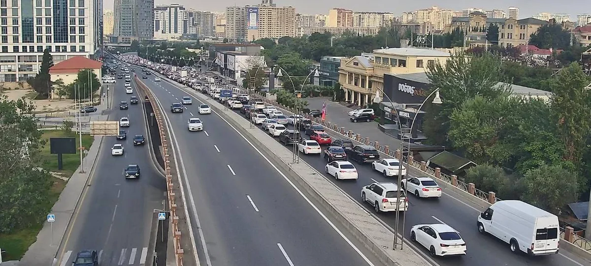 Bakının bəzi yollarında sıxlıq müşahidə olunur - SİYAHI