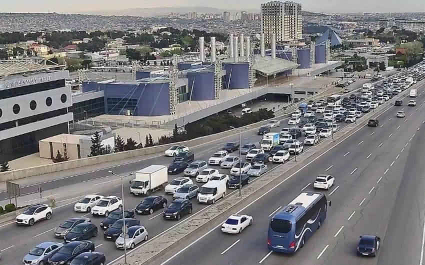 Bakının bir sıra yollarında nəqliyyatın sıxlığı müşahidə olunur - SİYAHI