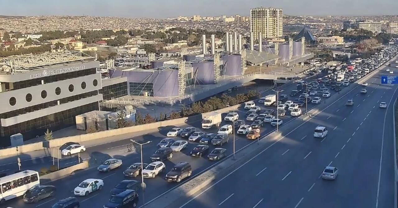 Bakının bir sıra yollarında tıxac yaranıb - SİYAHI