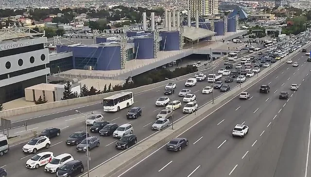 Bakının bir sıra yollarında tıxac yaranıb