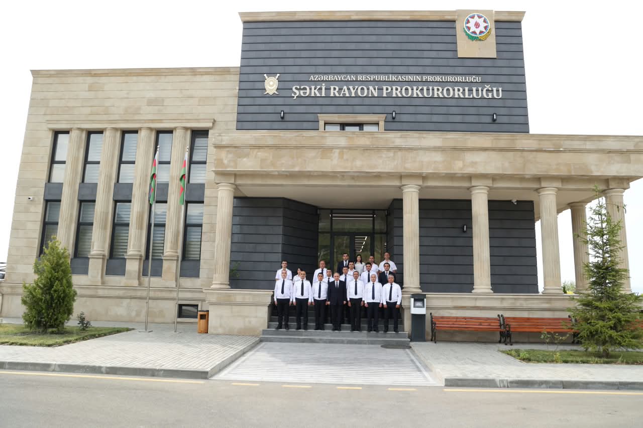 Baş prokuror Şəki rayonunda vətəndaşları qəbul edib və xidməti mənzillərə baxış keçirib