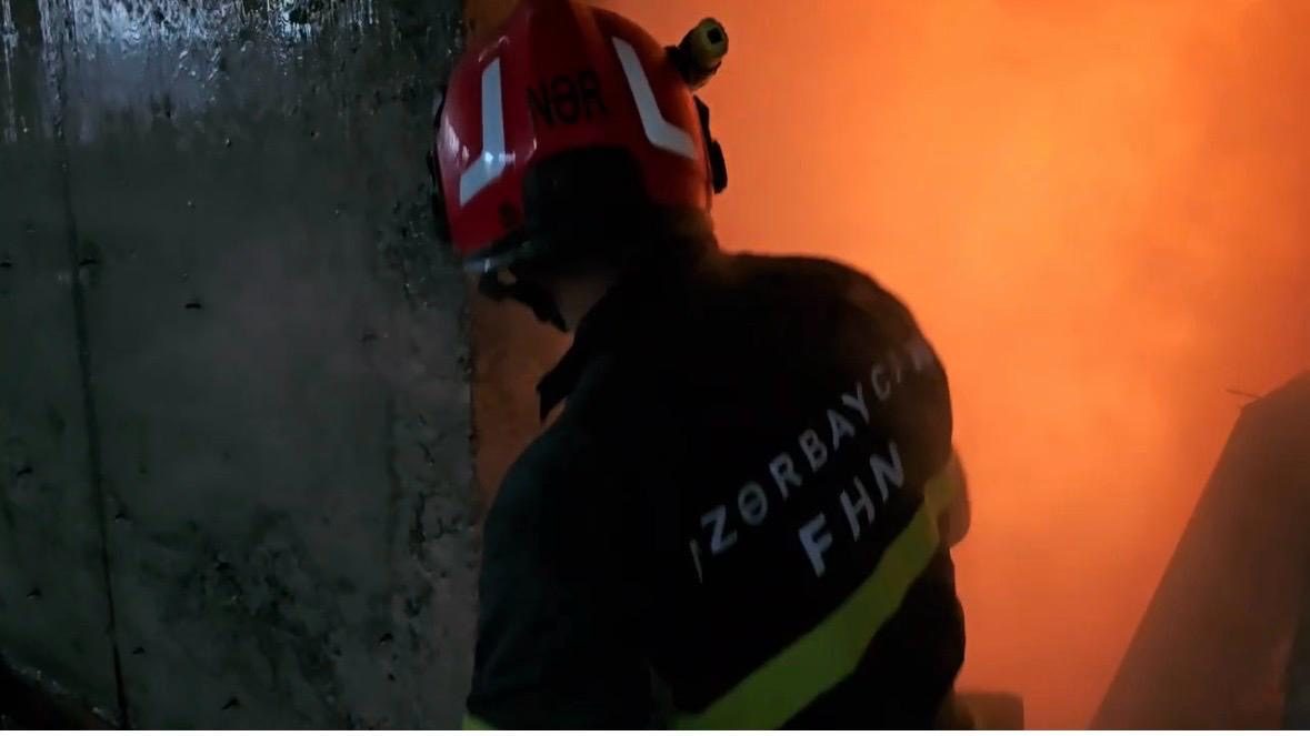 Binəqədidə tikilidə yanğın olub