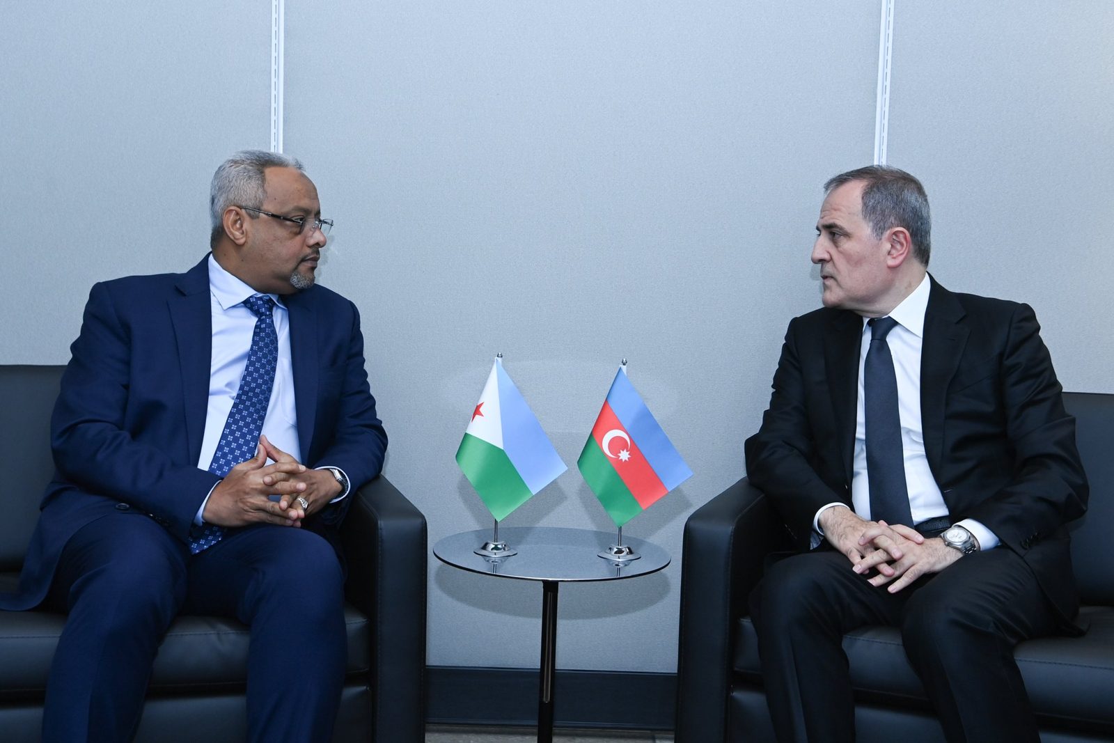 Ceyhun Bayramov Cibuti XİN rəhbəri ilə görüşüb