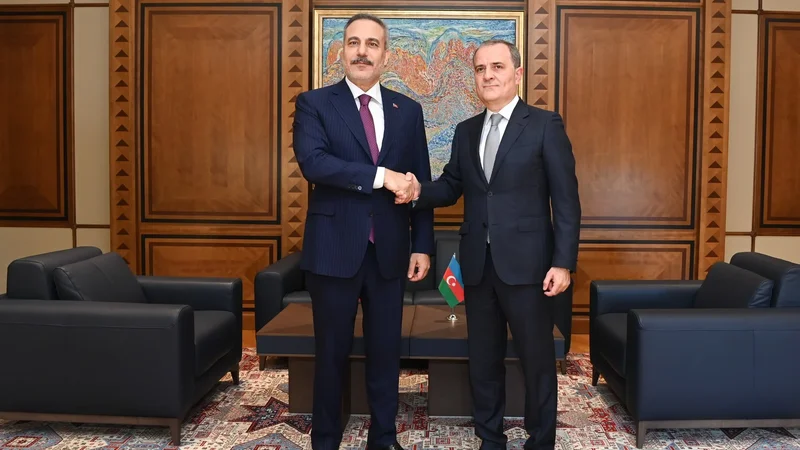Ceyhun Bayramov türkiyəli həmkarı Hakan Fidanı qarşılayıb, təkbətək görüş olub