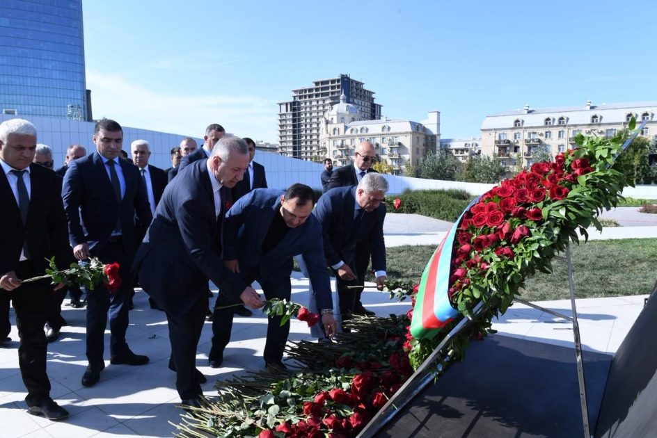 Dövlət Komitəsinin kollektivi Anım Günündə şəhidlərin xatirəsini yad edib