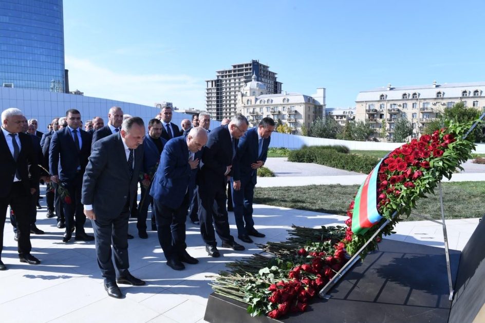 Dövlət Komitəsinin kollektivi Anım Günündə şəhidlərin xatirəsini yad edib