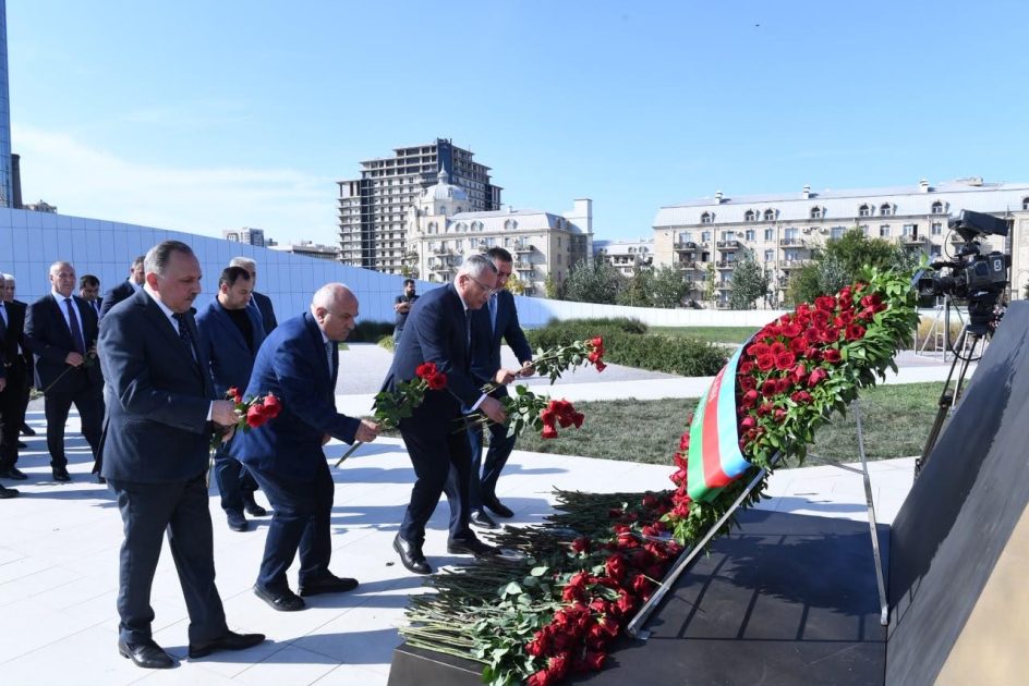 Dövlət Komitəsinin kollektivi Anım Günündə şəhidlərin xatirəsini yad edib