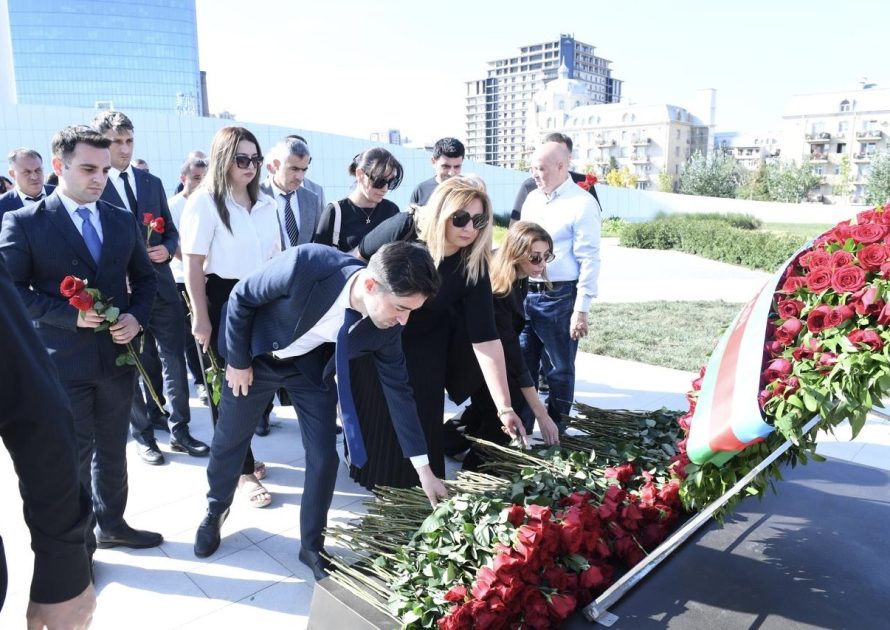 Dövlət Komitəsinin kollektivi Anım Günündə şəhidlərin xatirəsini yad edib