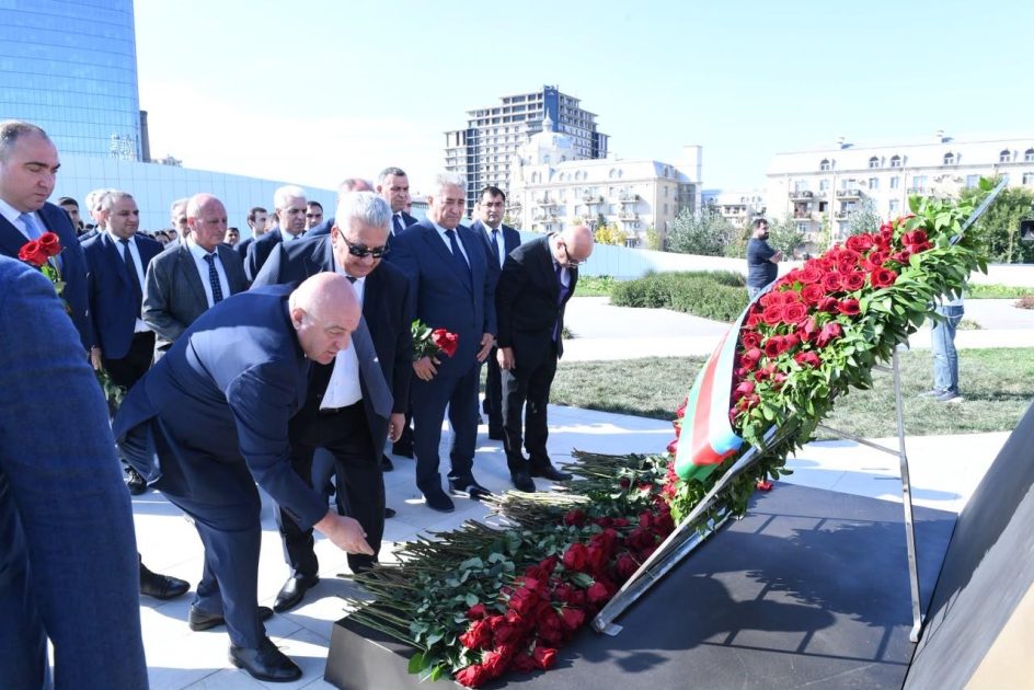 Dövlət Komitəsinin kollektivi Anım Günündə şəhidlərin xatirəsini yad edib