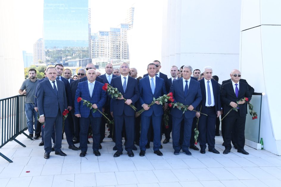 Dövlət Komitəsinin kollektivi Anım Günündə şəhidlərin xatirəsini yad edib