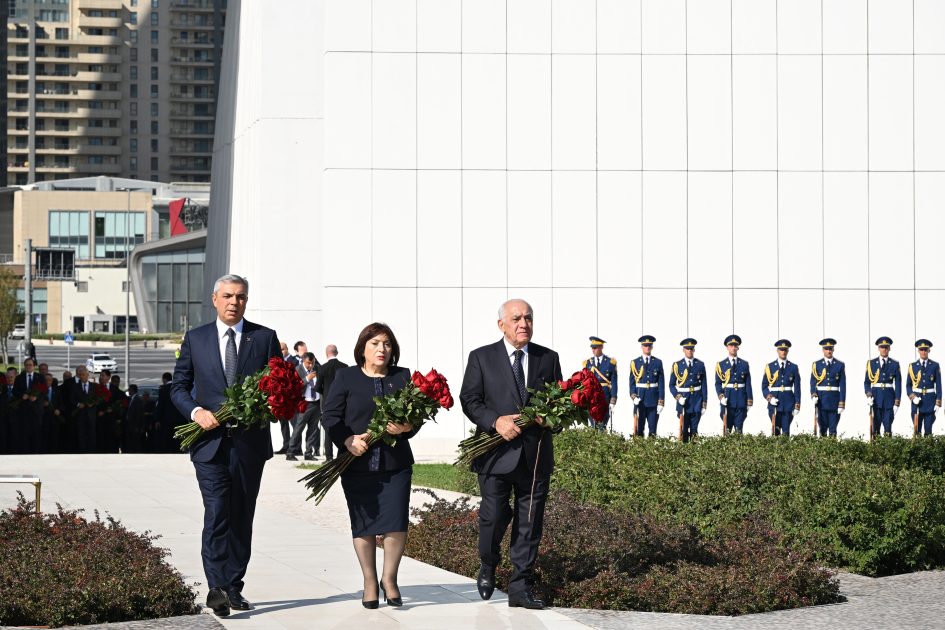 Dövlət və hökumət rəsmiləri Bakıda Zəfər parkında olublar