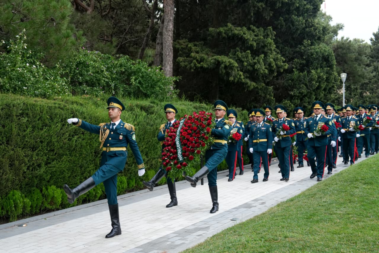 DSX rəhbərliyi Fəxri xiyabanı və Şəhidlər xiyabanını ziyarət etmişdir