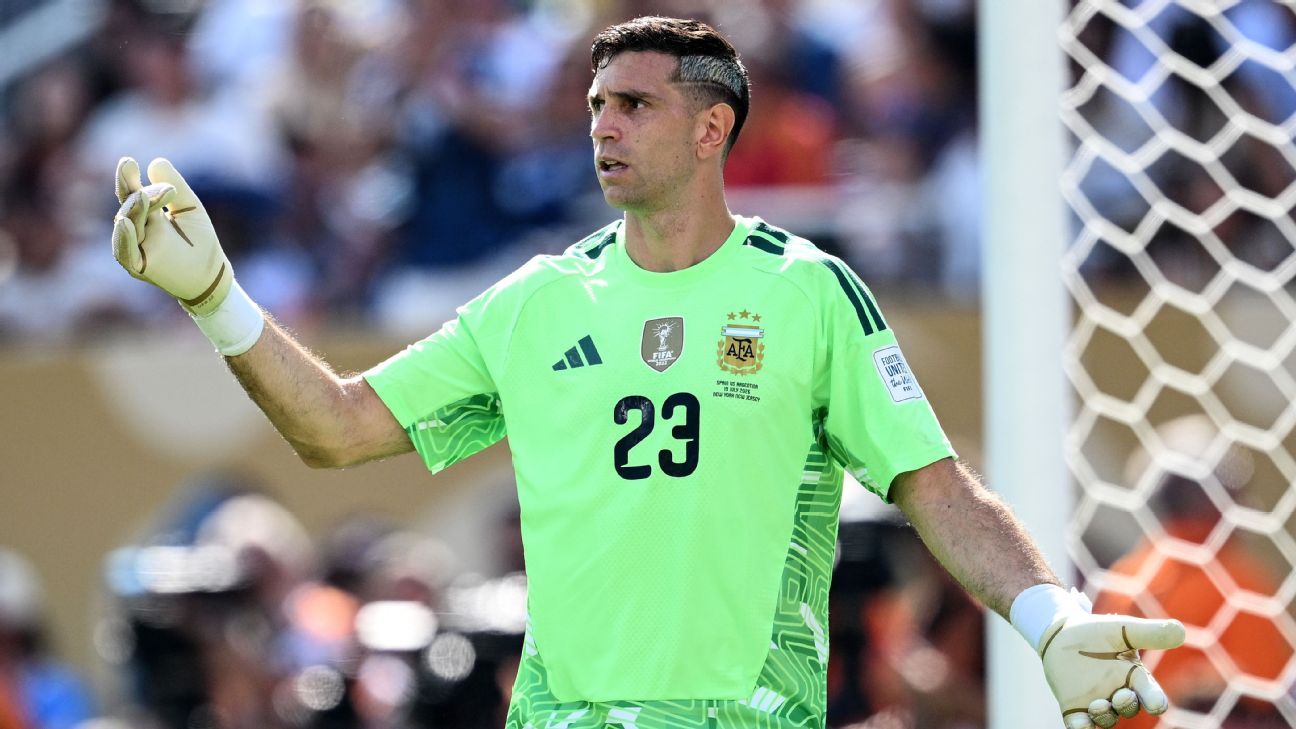 Emiliano Martinez "Çelsi"yə keçməyə yaxındır