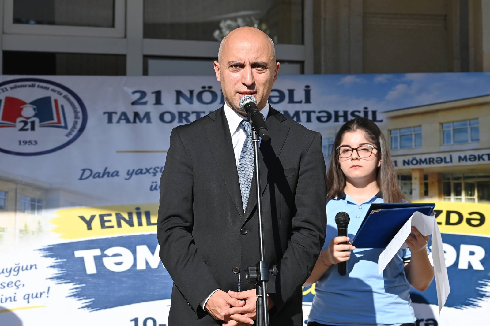 Emin Əmrullayev Bilik Gününü Bakı şəhəri 21 nömrəli tam orta ümumtəhsil məktəbində qeyd edib