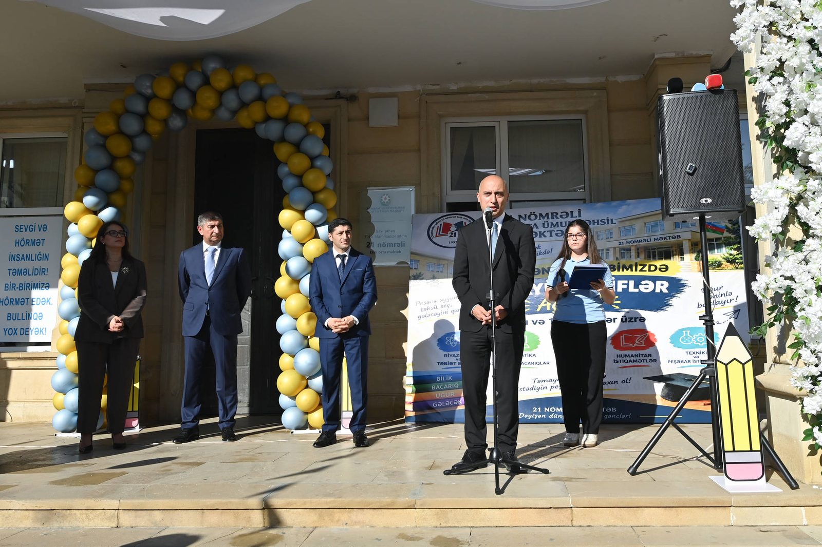 Emin Əmrullayev Bilik Gününü Bakı şəhəri 21 nömrəli tam orta ümumtəhsil məktəbində qeyd edib
