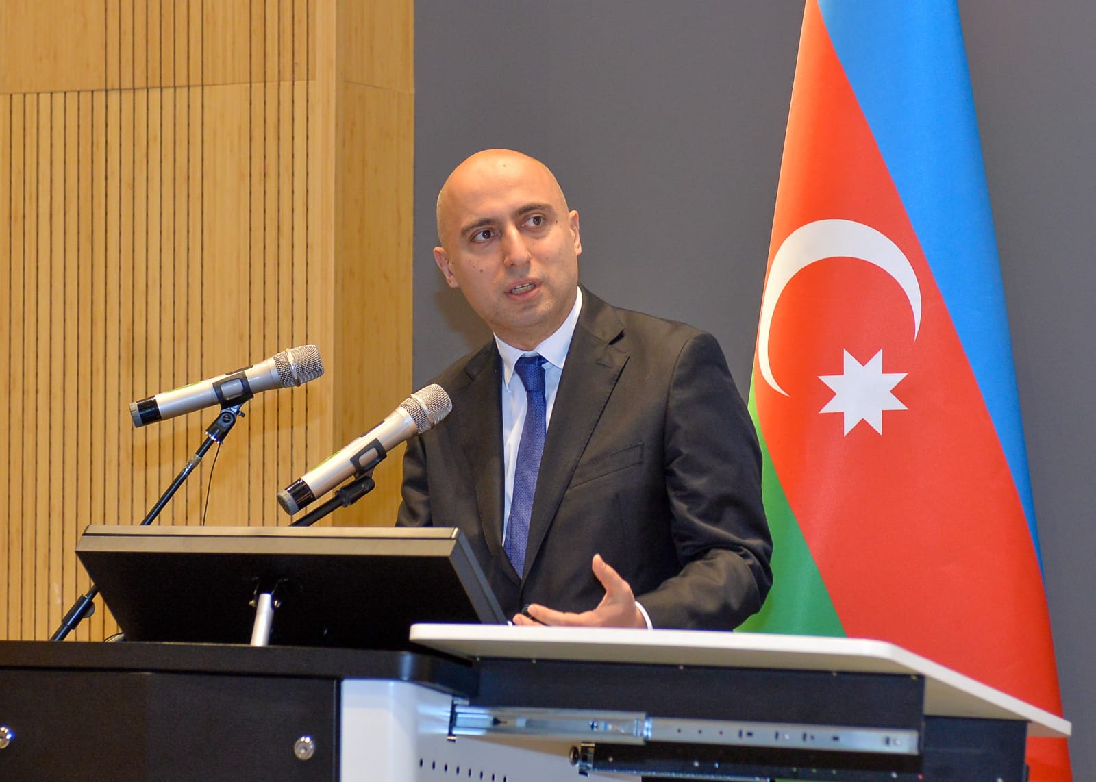 Emin Əmrullayev: Təhsildə özünü tənqid etmək və problemləri qəbul etmək vacibdir