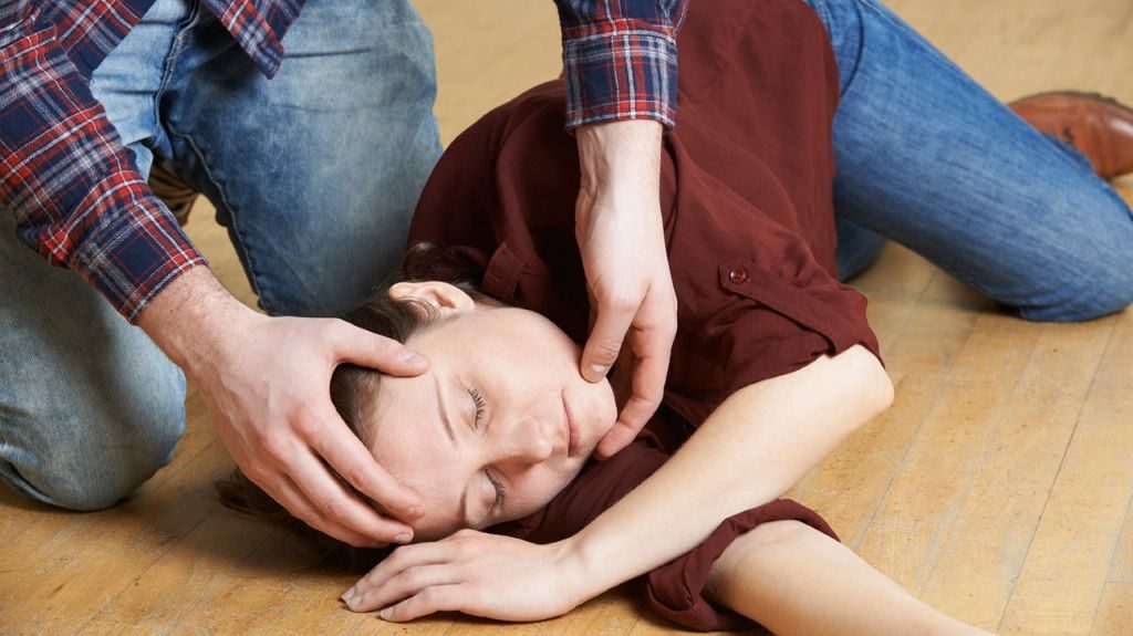Epileptik tutma zamanı ilk olaraq nə etmək lazımdır? - Həkim danışır